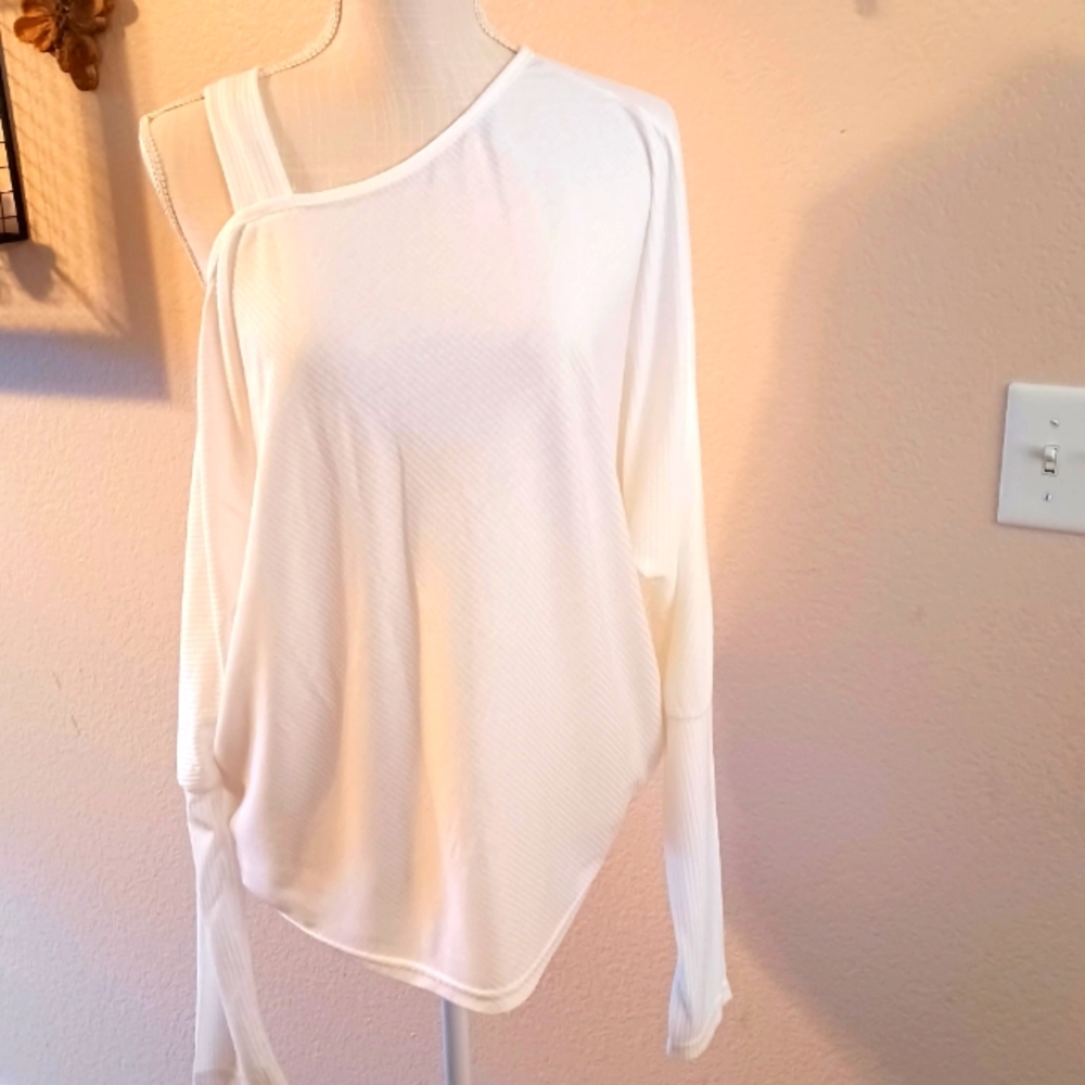 NEW WITHOUT TAGS* IVORY OFF SHOULDER TOP 1X-2
